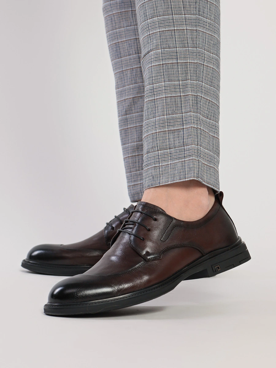 Туфли коричневого цвета на низком каблуке